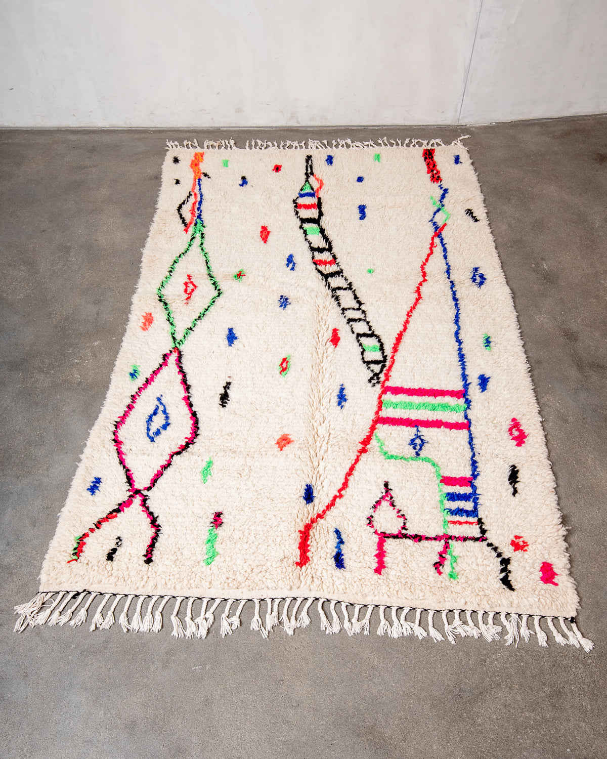 Modern designer handcrafted Berber rug from Morocco. Azilal rug with beautiful colors and patterns. Made of sheep’s wool and colourful cotton.